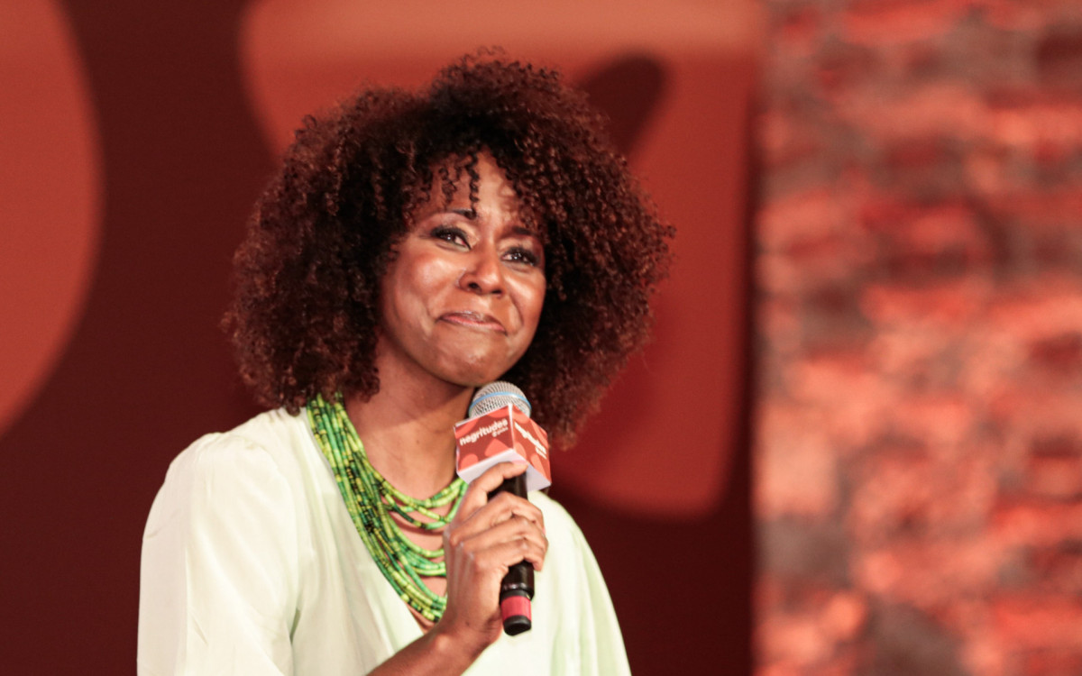 Maju Coutinho se emocionou ao mediar debate no festival Negritudes Globo