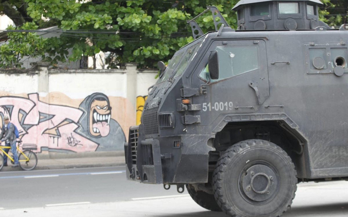 A ação tem como foco capturar criminosos que fugiram do Complexo da Maré, na Zona Norte