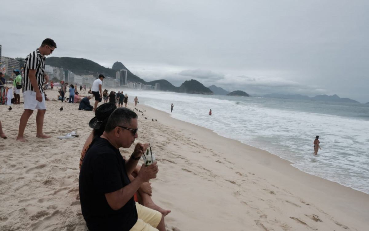 Cariocas e turistas curtem o dia na praia mesmo com temperaturas baixas e tempo fechado na cidade