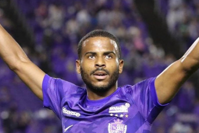 No Japão, Ezequiel decide jogo e comemora como homem-aranha para o filho