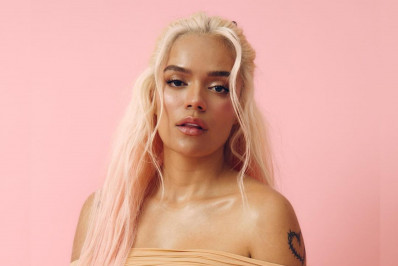 Karol G agita fãs ao surgir com camiseta do Brasil antes de show