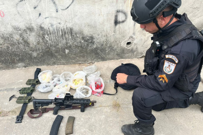 PM apreende grande quantidade de drogas em Meriti