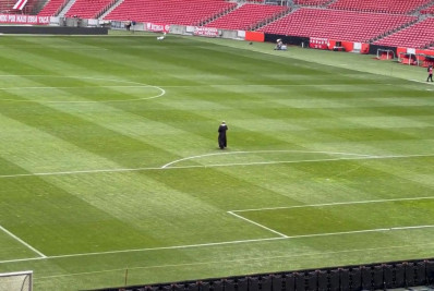 Padre benze o gramado do Beira-Rio antes da partida entre Internacional e Fluminense; veja