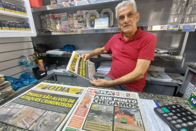  Aos 81, jornaleiro declara paixão por jornal impresso: 'Sou fanático'