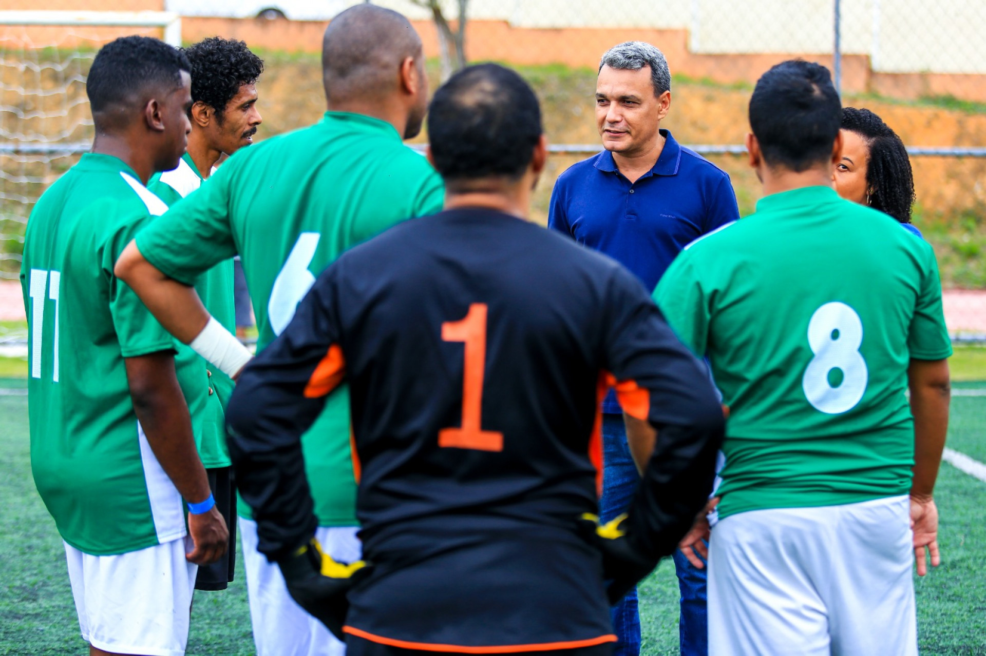 O secretário Bruno Nunes conversou com os atletas da equipe de Futebol 7 de Belford Roxo - Rafael Barreto / PMBR