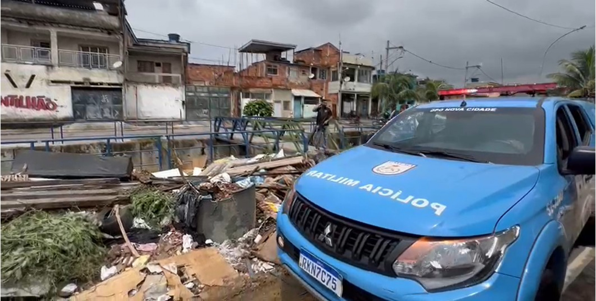 Policiais militares do 20º BPM deram apoio aos serviços de retirada dos entulhos usados como barricadas - Divulgação / PMN