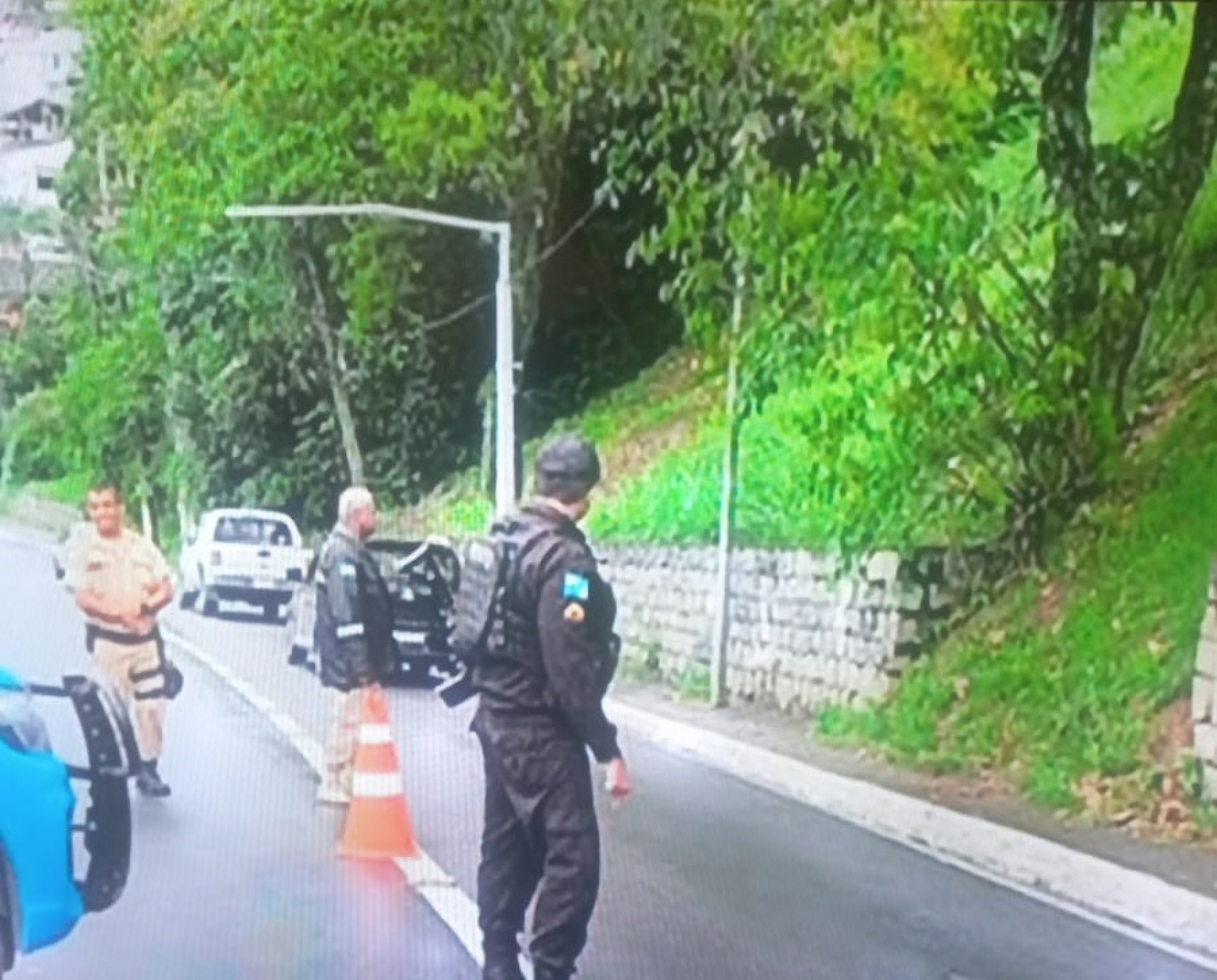 Policiais Militares cercam a entrada da cidade em operação nas Sapinhatubas 1,2 e 3 - Divulgação/PM