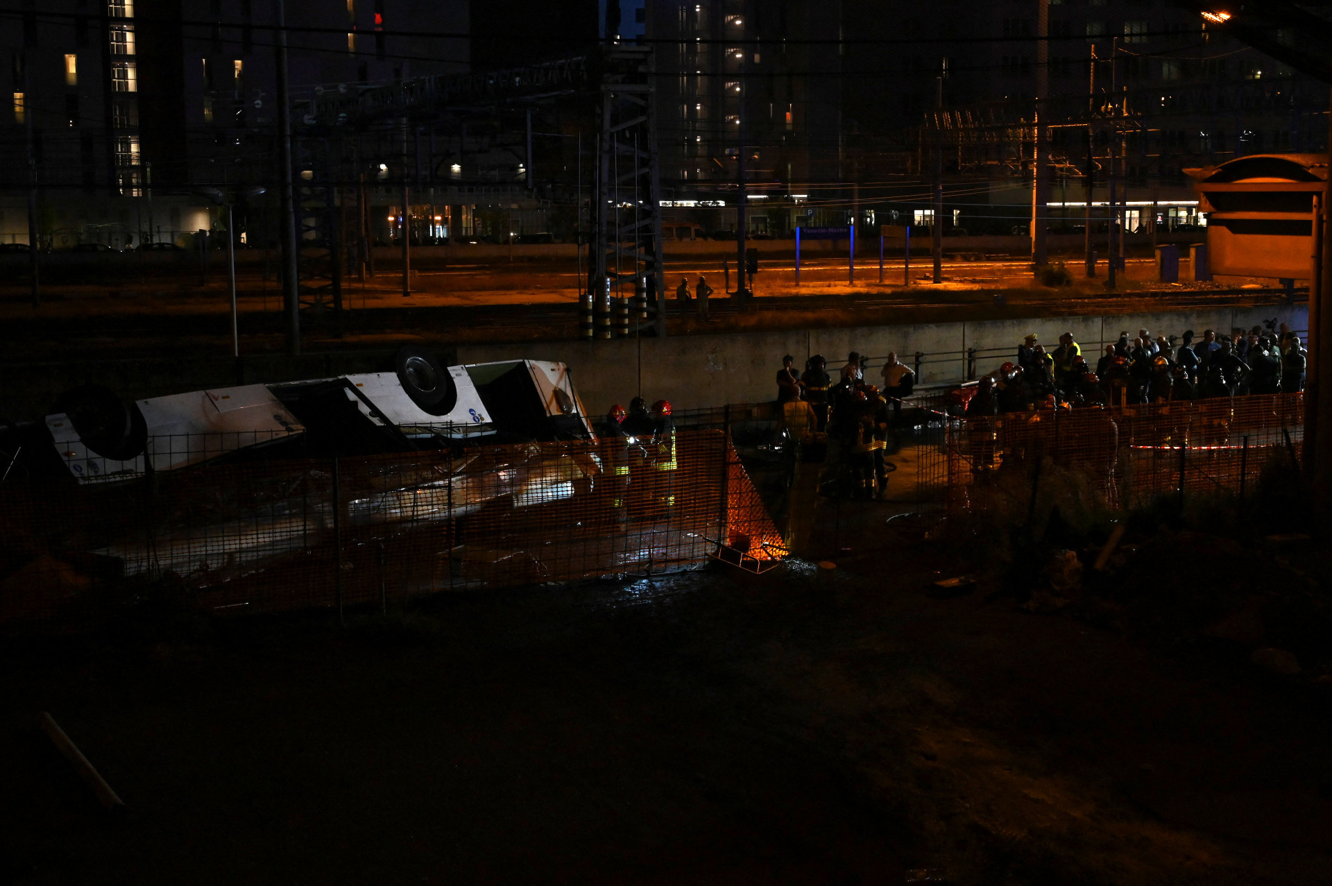 Ônibús após o acidente que vitimou 21 pessoas em Veneza, na Itália - Marco Sabadin/ AFP