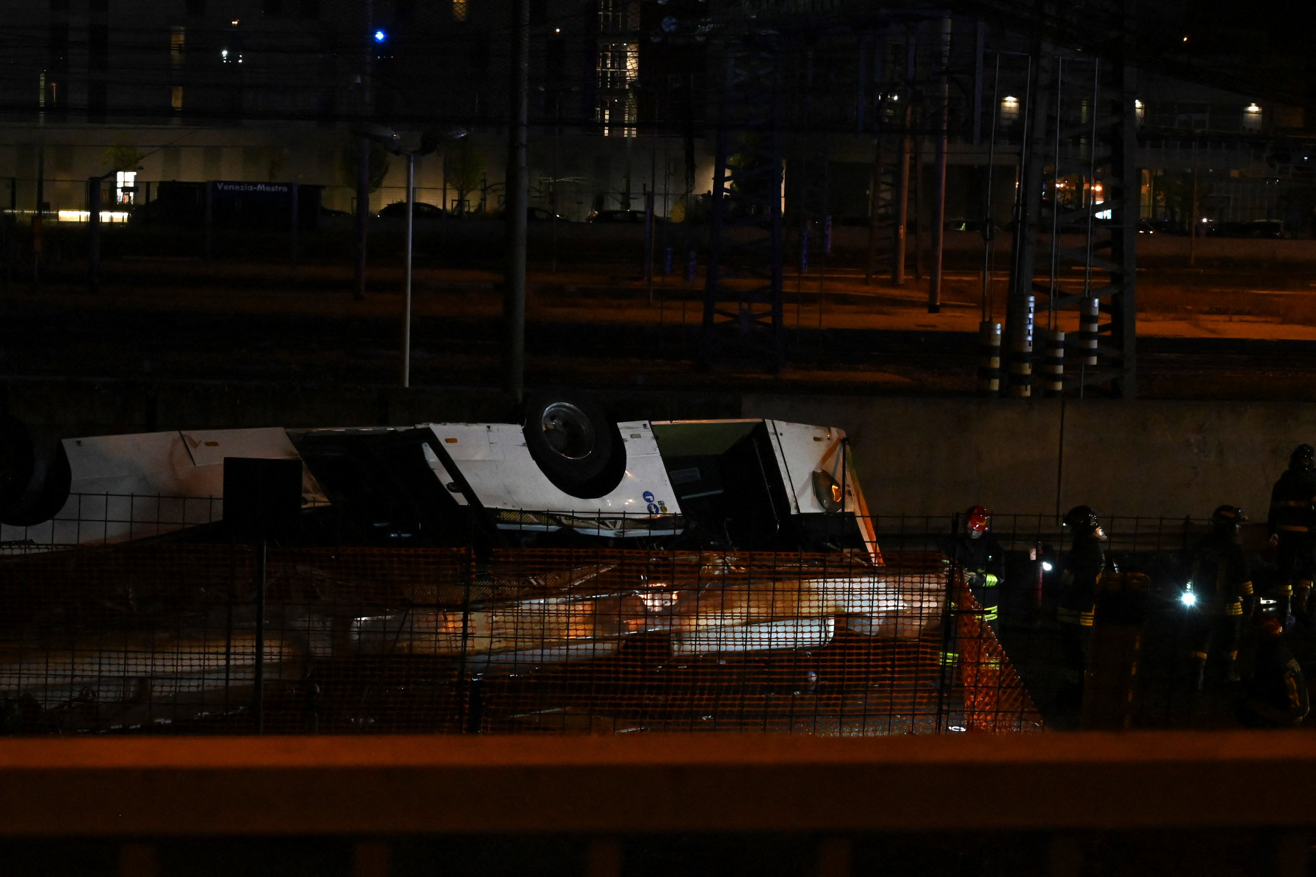 Ônibús após o acidente que vitimou 21 pessoas em Veneza, na Itália - Marco Sabadin/ AFP