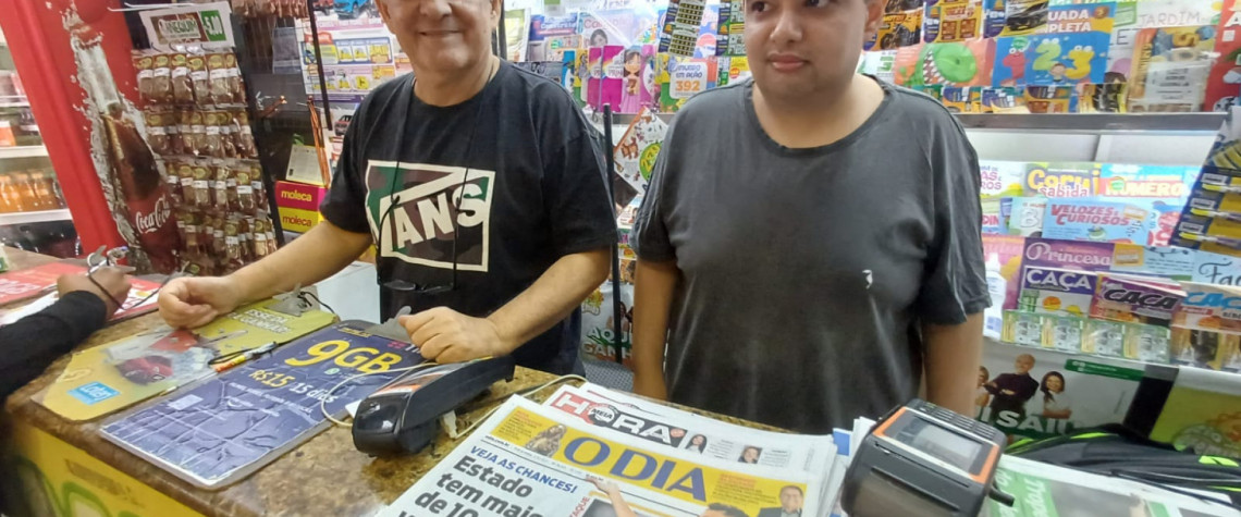 Sebastião Silva e o filho Diego Silva trabalham juntos na banca da Central do Brasil - Agência O Dia