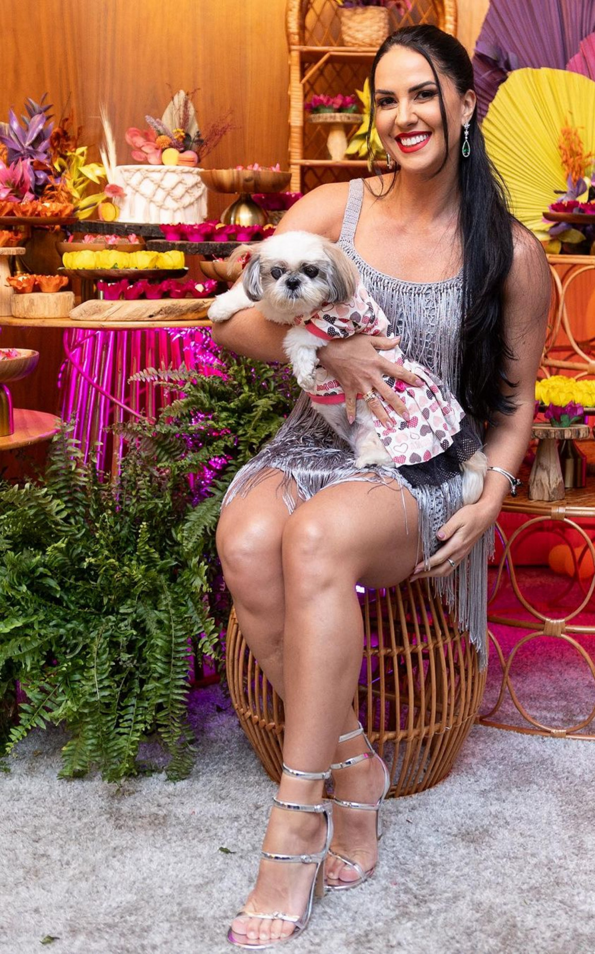 Graciele Lacerda posa com um dos cachorrinhos da família - Reprodução/Instagram