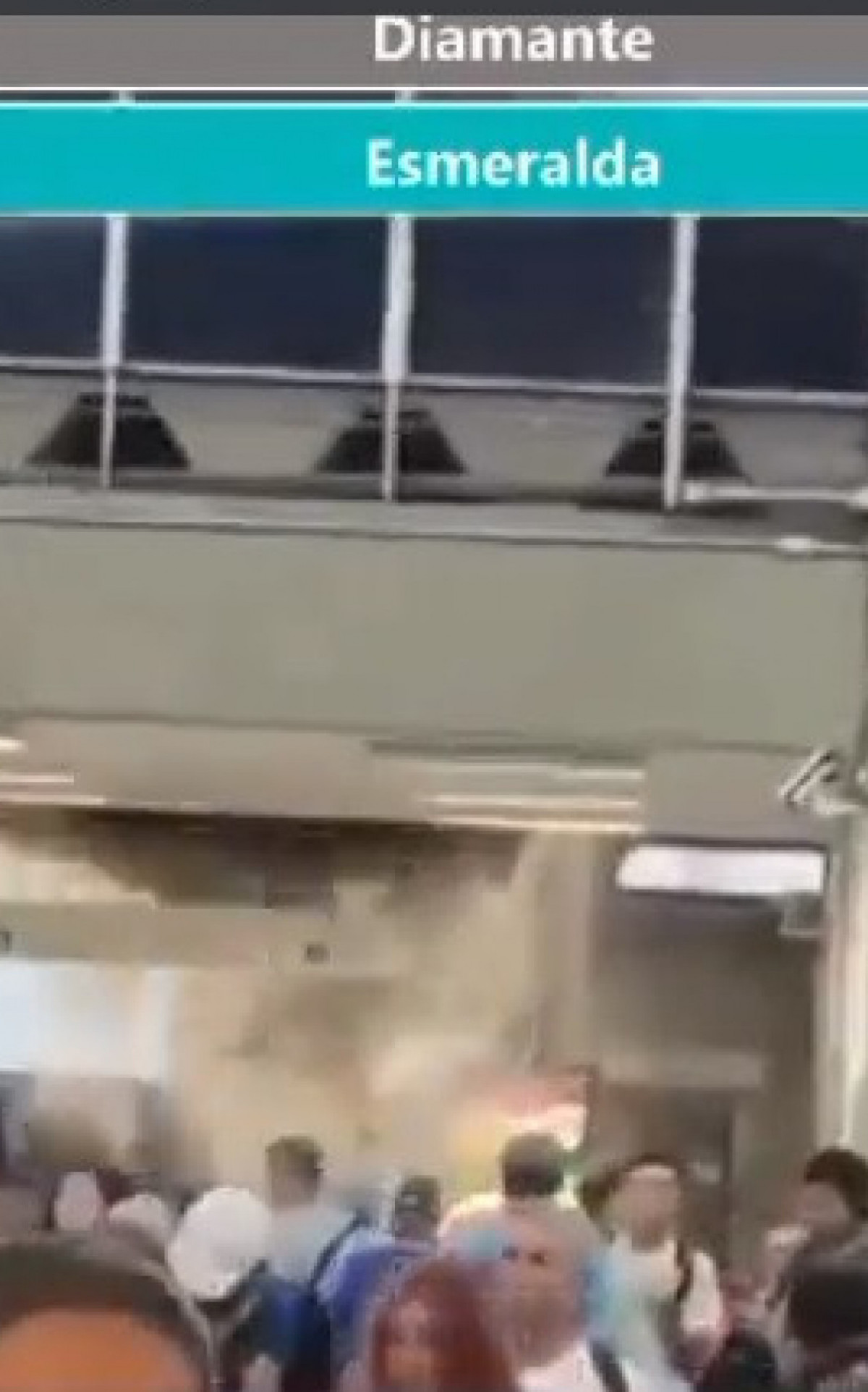 Teto de estação do metrô de São Paulo desaba após chuva e assusta passageiros
 - Reprodução redes sociais