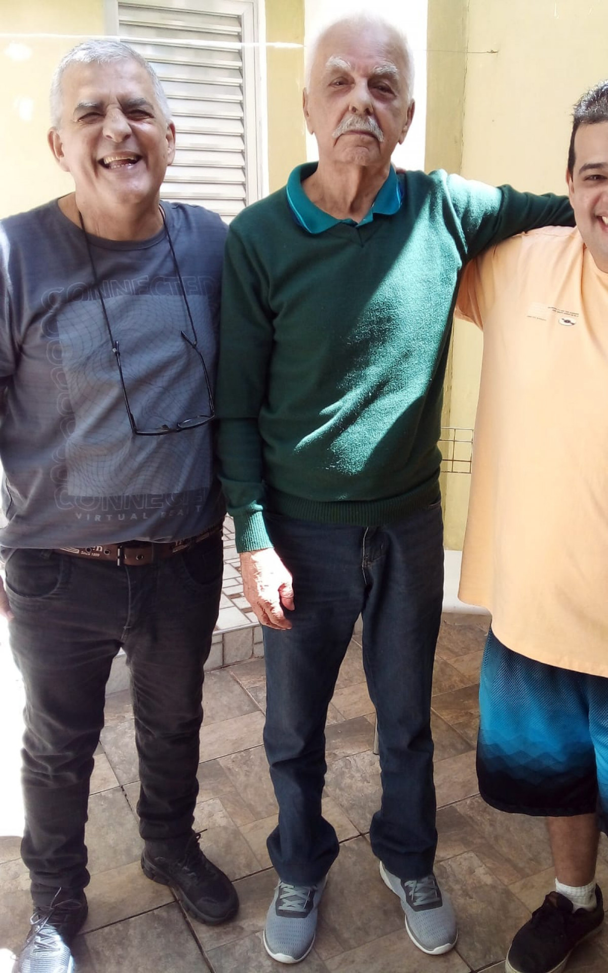 Três gerações de jornaleiros: Sebastião com o pai Wilson e o filho Diego - Arquivo pessoal