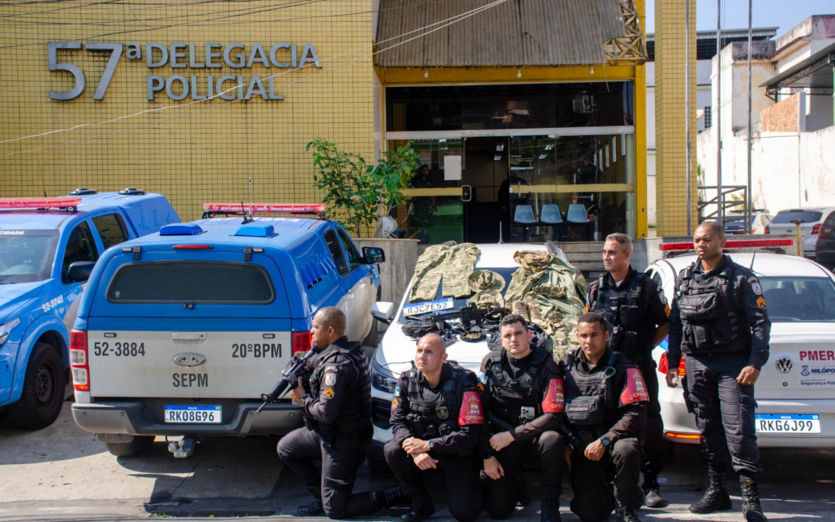 Policiais militares do 20º BPM e do Proeis no registro da ocorrência na 57ª DP