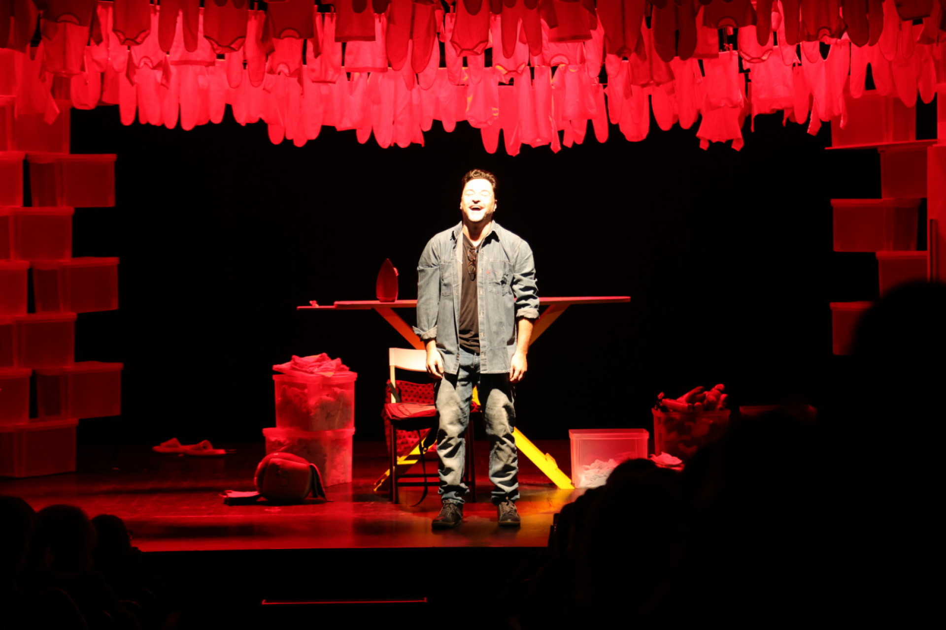 Emilio Orciollo Netto estrela a peça 'Muito Pelo Contrário' - Agnews