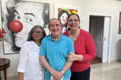 Marlene Mattos posta foto com Renato Aragão e a mulher dele: 'Novidades chegando'