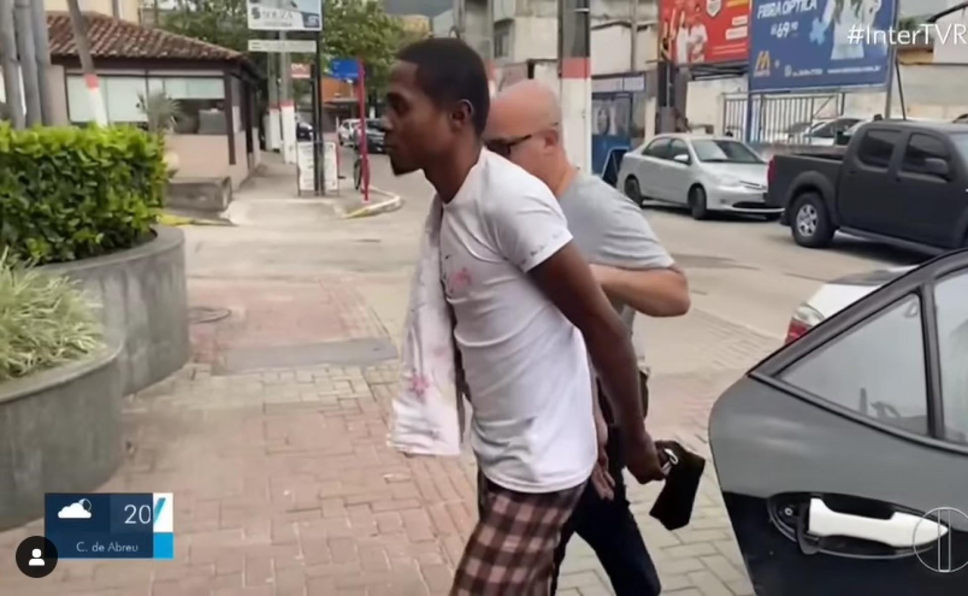 Homem que assediou repórter é conduzido a delegacia - Reprodução 