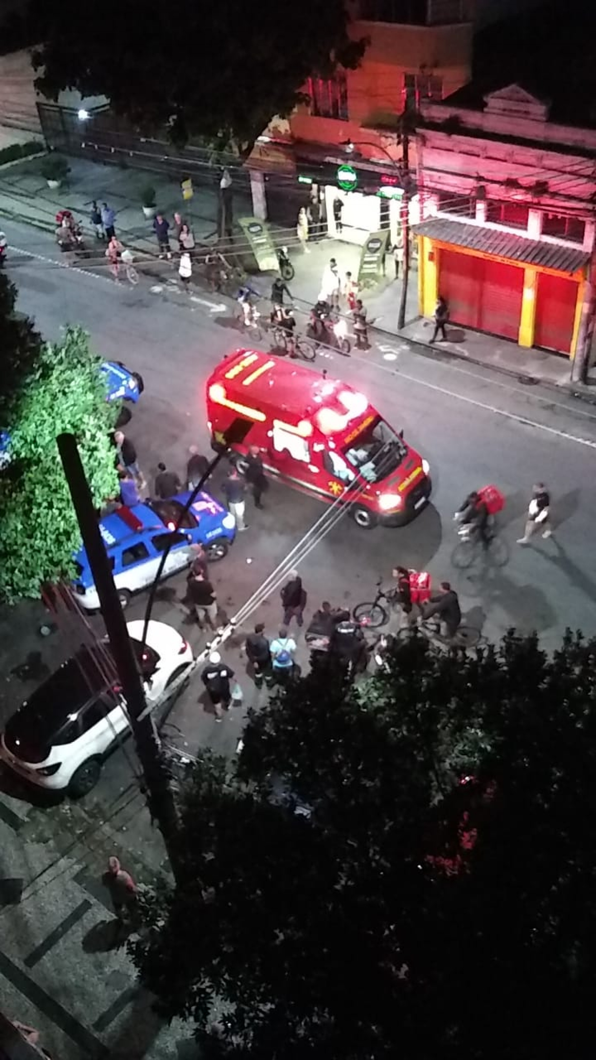 O tiroteio teria iniciado após o segurança defender uma mulher de uma tentativa de assalto 