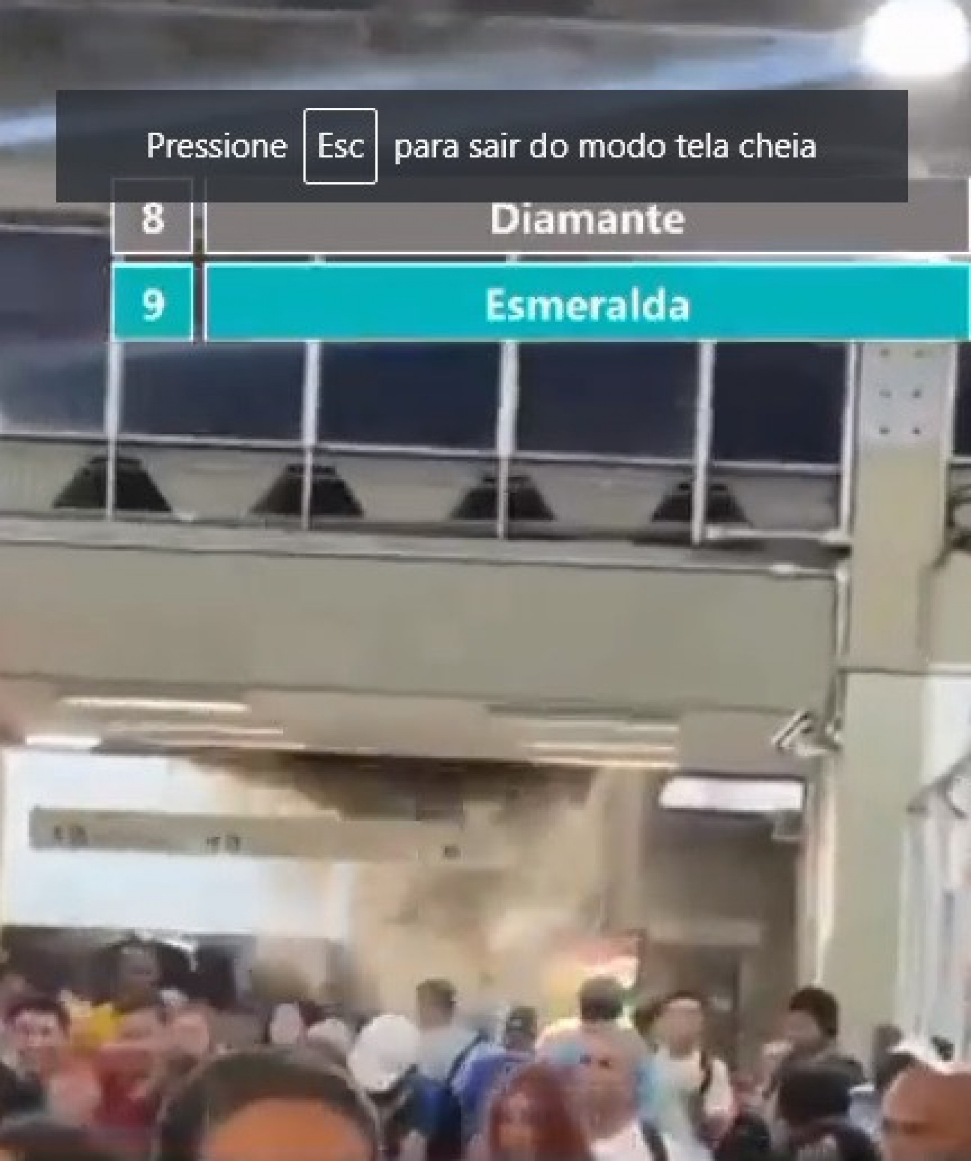 Teto de estação do metrô de São Paulo desaba após chuva e assusta passageiros
