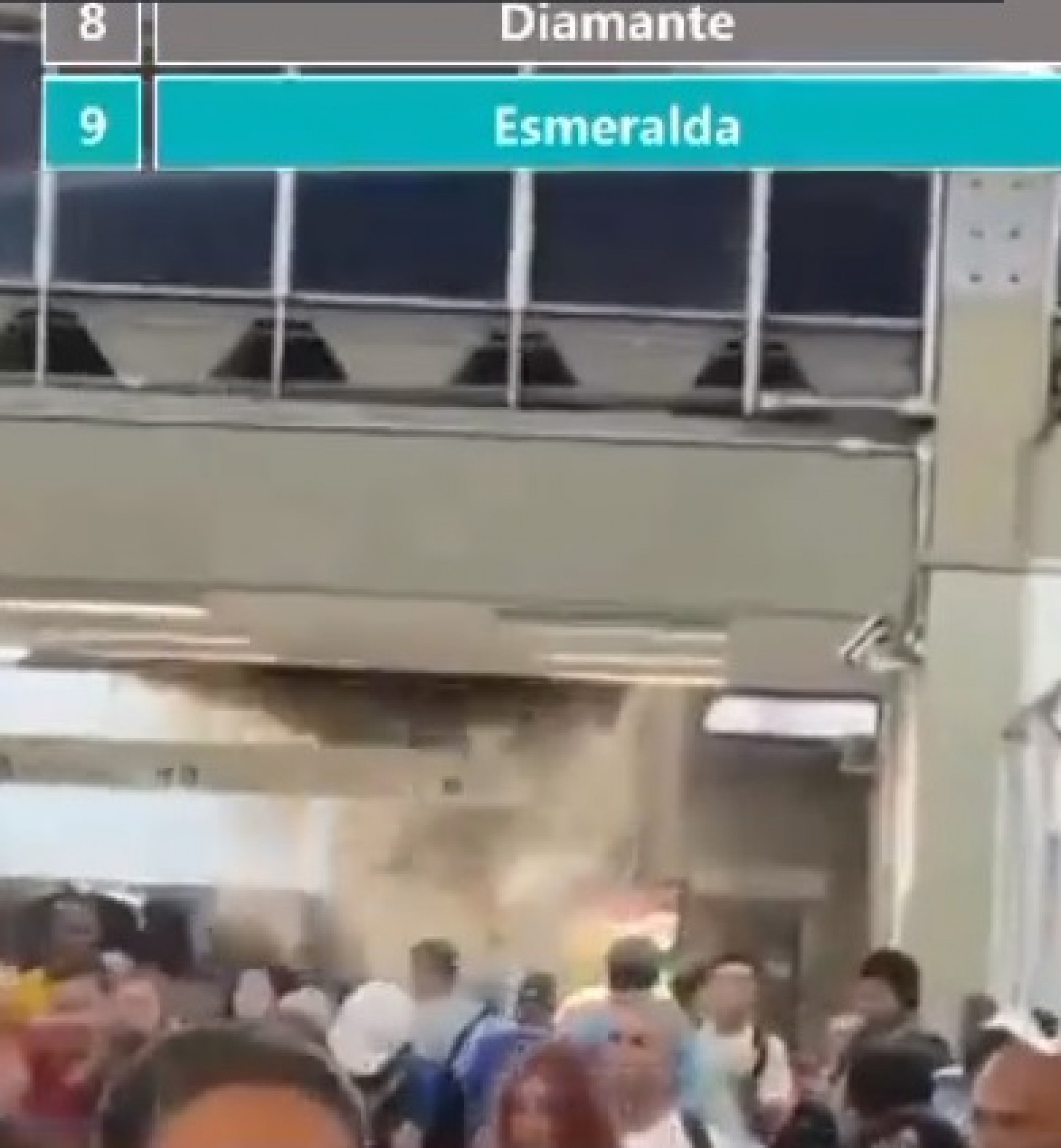 Teto de estação do metrô de SP desaba após chuva; Vídeo