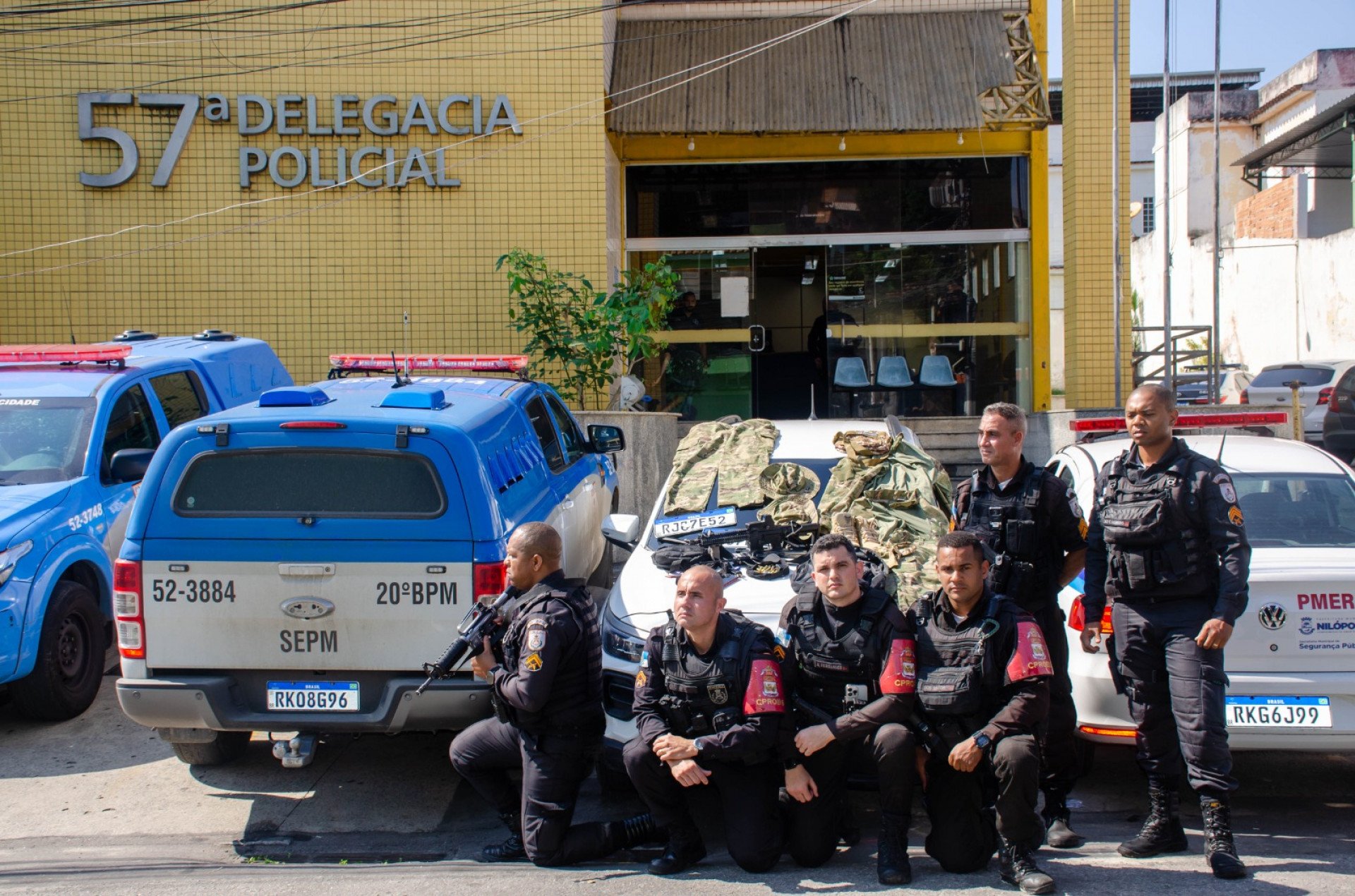 Policiais militares do 20º BPM e do Proeis no registro da ocorrência na 57ª DP - Divulgação