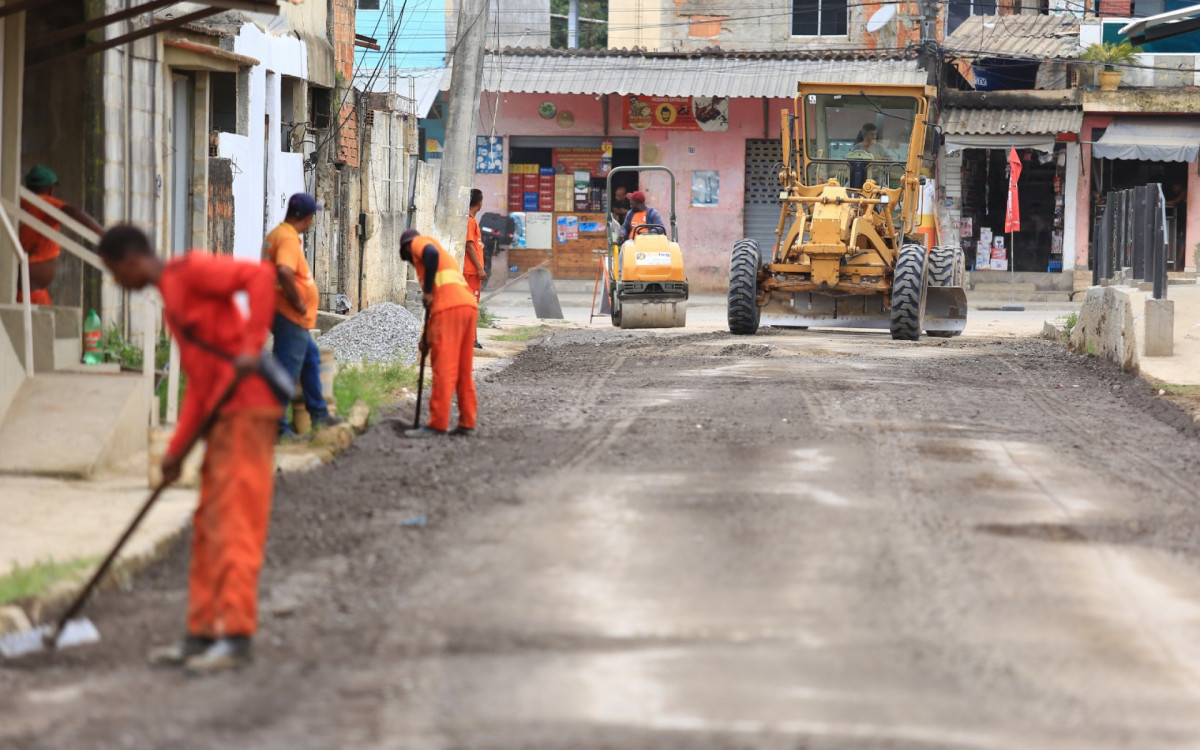 Equipes da Prefeitura trabalham limpando e capinando ruas do bairro Nova Aurora