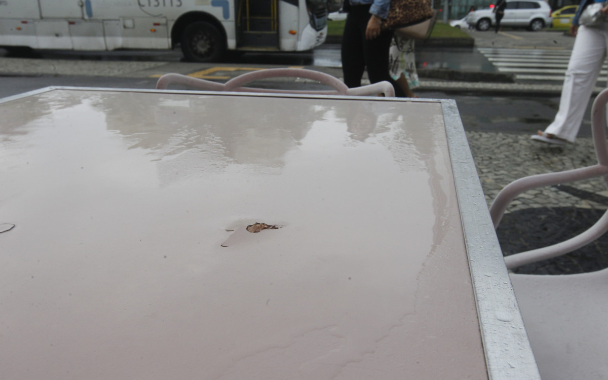 Mesa do quiosque Nan&aacute;, onde tr&ecirc;s m&eacute;dicos foram mortos, ficou danificada pelos tiros