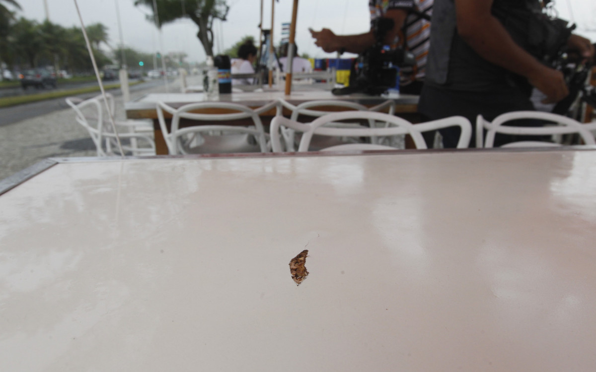 Mesa do quiosque Nan&aacute;, onde tr&ecirc;s m&eacute;dicos foram mortos, ficou danificada pelos tiros