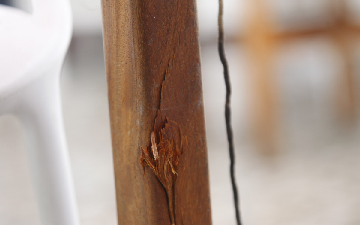 Mesas do quiosque onde os m&eacute;dicos estavam quando foram mortos ficou danificada por tiros 