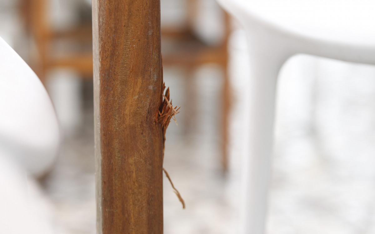 Mesas do quiosque onde os m&eacute;dicos estavam quando foram mortos ficou danificada por tiros 