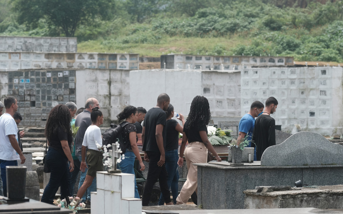Enterro do caminhoneiro Luiz Antonio de Souza, no cemitério Nossa Senhora de Fátima, no Jardim Imbarie, Duque de Caxias. Nesta quinta-feira (05)