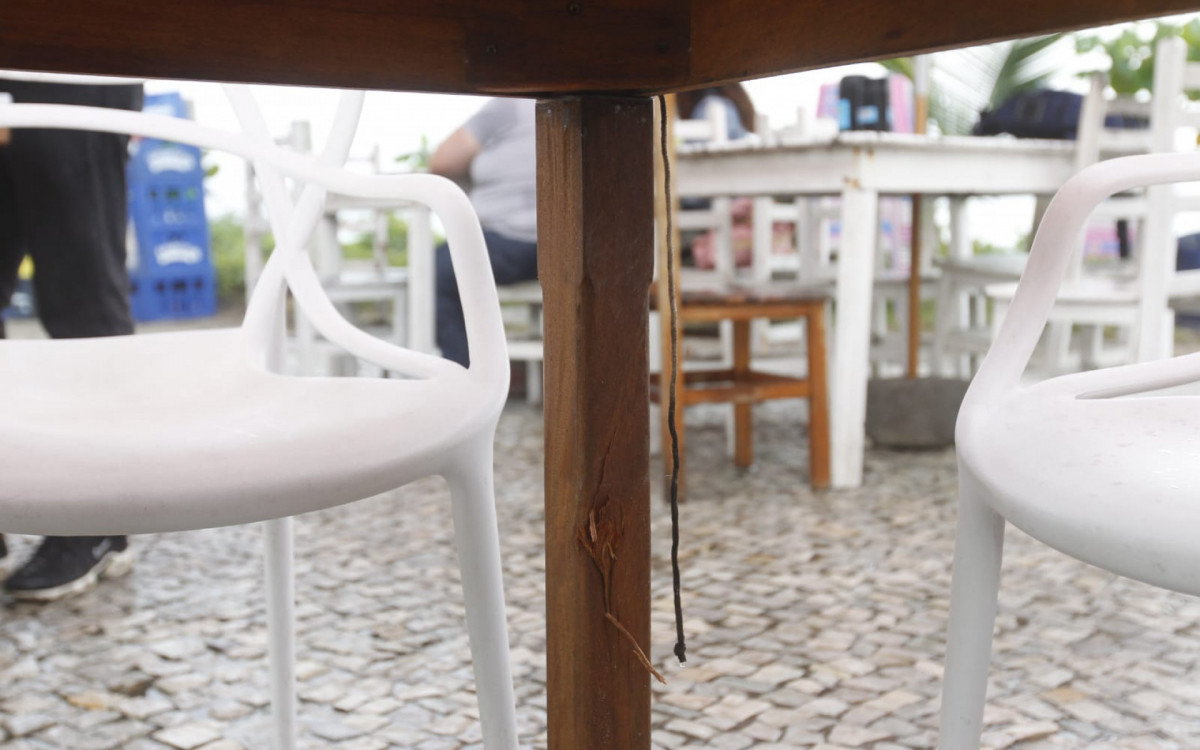 Mesas do quiosque onde os médicos foram mortos chegaram a ficar com marcas de tiros - Reginaldo Pimenta/Agência O DIA