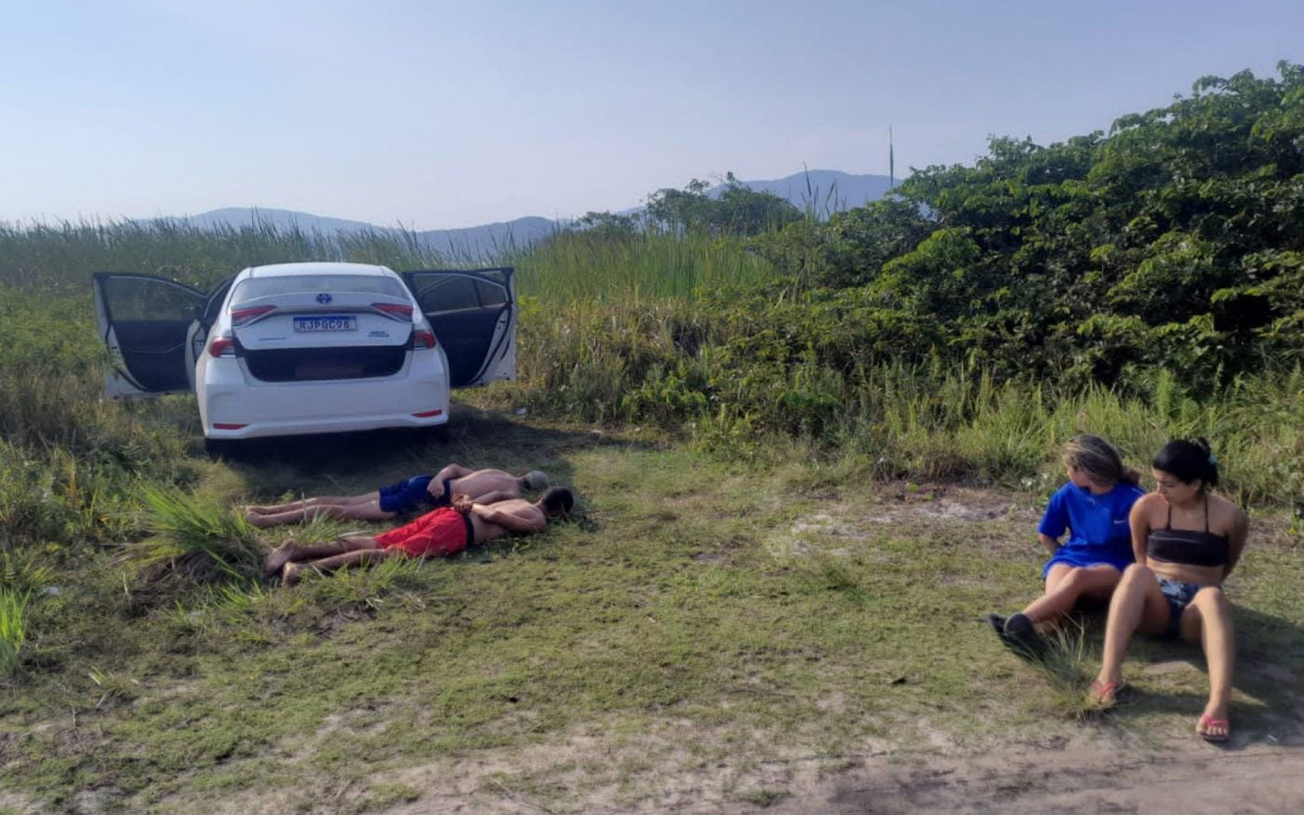 Criminosos presos com carro roubado - Foto: Jornal O DIA