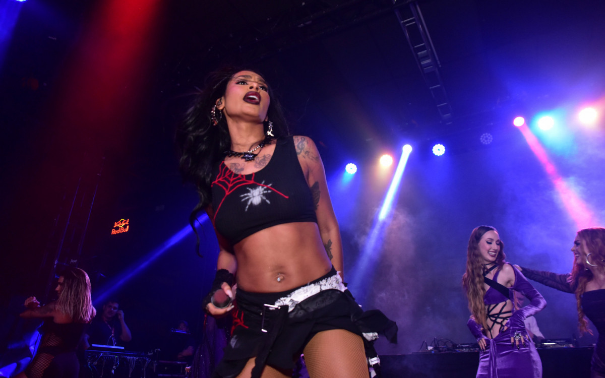 Pocah se apresenta no Baile Hallowmigas, em São Paulo, na noite desta quarta-feira