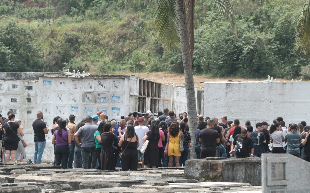 Familiares e amigos se reuniram para a despedida no Cemitério Nossa Senhora de Fátima