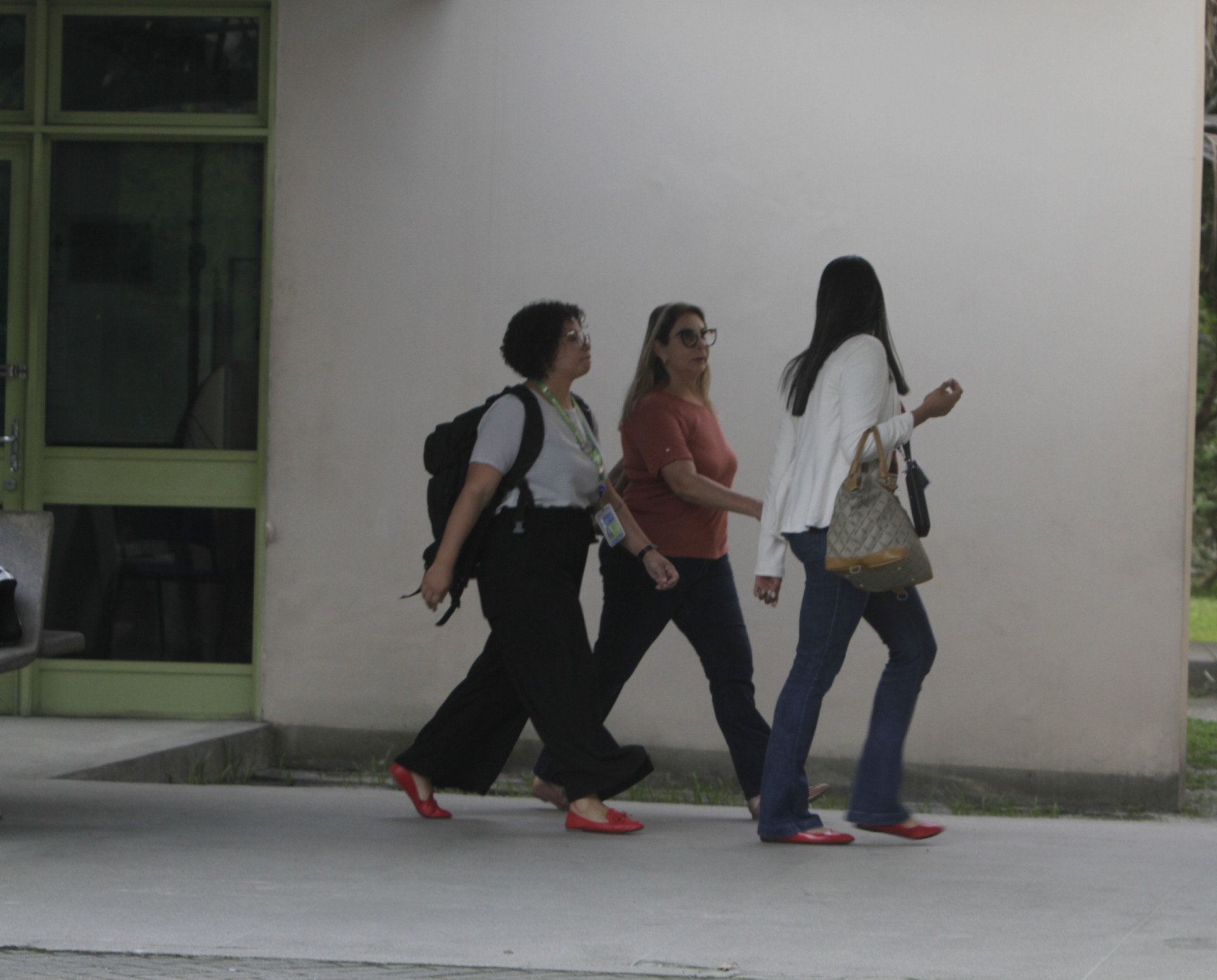 M&aacute;rcia Proen&ccedil;a (meio), m&atilde;e de Daniel Proen&ccedil;a, m&eacute;dico sobrevivente ao ataque na Barra, esteve no Hospital Municipal Louren&ccedil;o Jorge nesta quinta-feira (5) - Marcos Porto/Ag&ecirc;ncia O Dia
