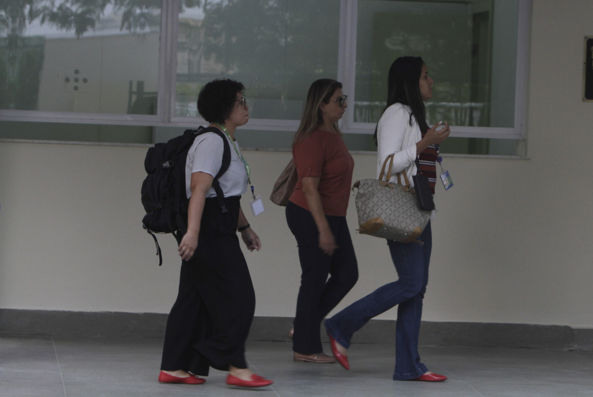 M&aacute;rcia Proen&ccedil;a (meio), m&atilde;e de Daniel Proen&ccedil;a, m&eacute;dico sobrevivente ao ataque na Barra, esteve no Hospital Municipal Louren&ccedil;o Jorge nesta quinta-feira (5) - Marcos Porto/Ag&ecirc;ncia O Dia