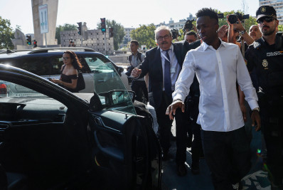 Vini Jr presta depoimento, e defesa tenta justificar racismo acusando brasileiro de provocação