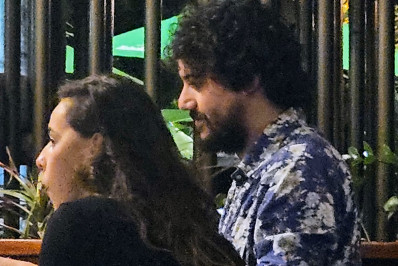 Thati Lopes, de 'Terra e Paixão', troca carinhos com George Sauma no Rio