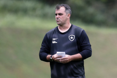 Botafogo apresenta Bruno Barbosa como novo auxiliar técnico interino: 'Oportunidade muito valiosa'