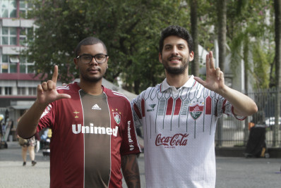 Choro, alívio e promessas: tricolores festejam vaga na final da Libertadores