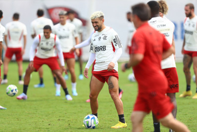 Arrascaeta treina com grupo do Flamengo, e aumenta chances de encarar o Corinthians