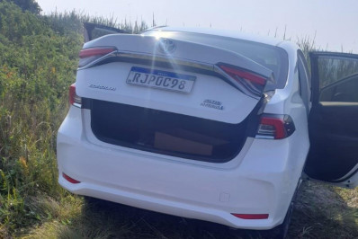 Policiais Militares do PROEIS recuperam carro roubado em Maricá, após informação do CIOSP