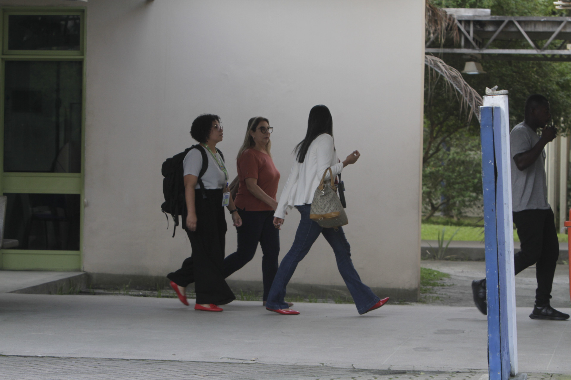 M&aacute;rcia Proen&ccedil;a (meio), m&atilde;e de Daniel Proen&ccedil;a, m&eacute;dico sobrevivente ao ataque na Barra, esteve no Hospital Municipal Louren&ccedil;o Jorge nesta quinta-feira (5) - Marcos Porto/Ag&ecirc;ncia O Dia