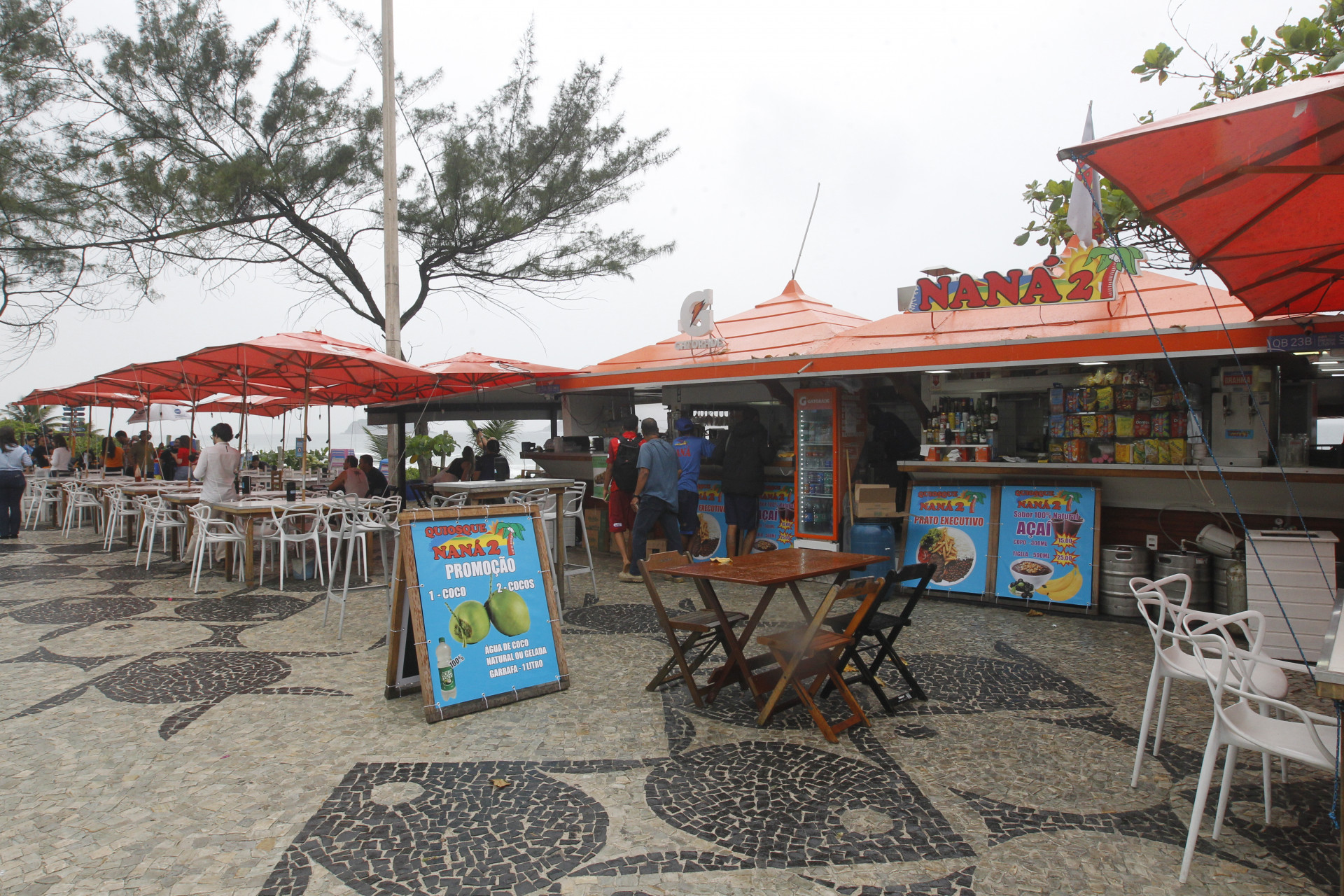 Mais de 30 tiros foram disparados contra m&eacute;dicos mortos em um quiosque na Barra da Tijuca - Reginaldo Pimenta / Agencia O Dia