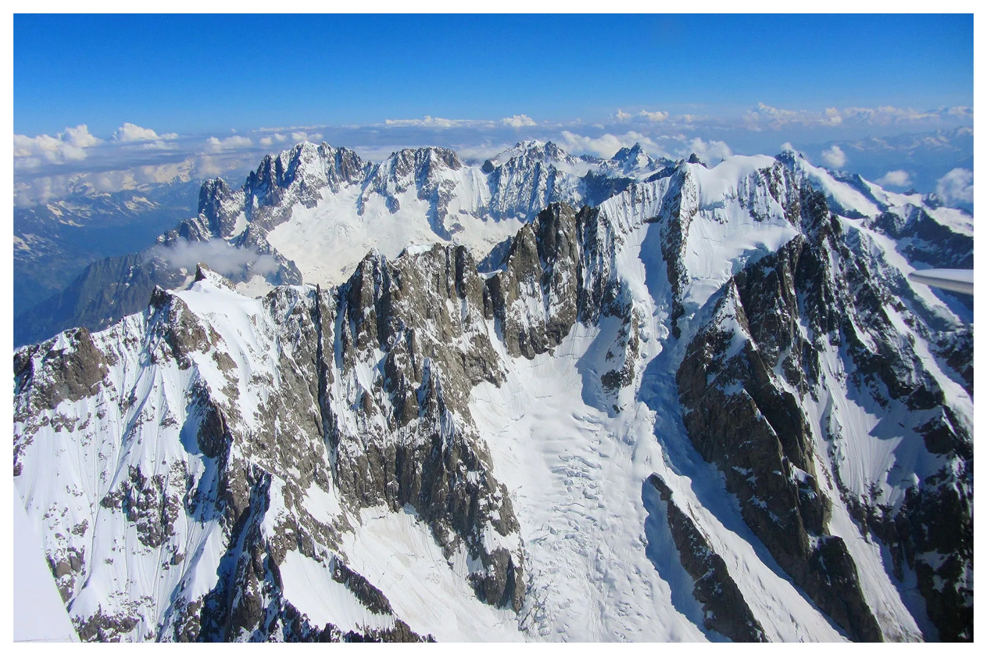 Pico rochoso da montanha mede 4.792 metros acima do nível do mar - Reprodução/Britannica