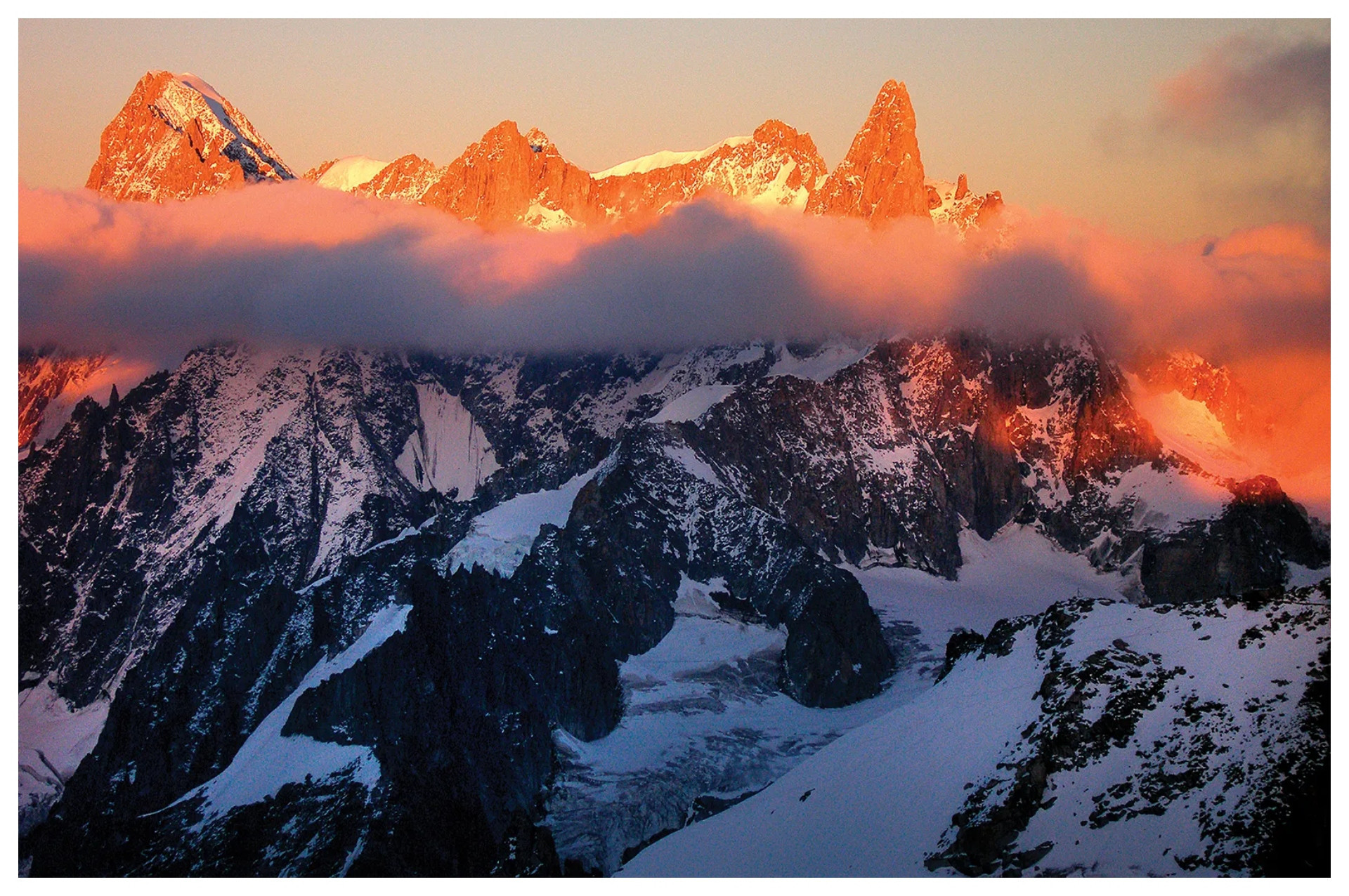 Pico rochoso da montanha mede 4.792 metros acima do nível do mar - Reprodução/Britannica