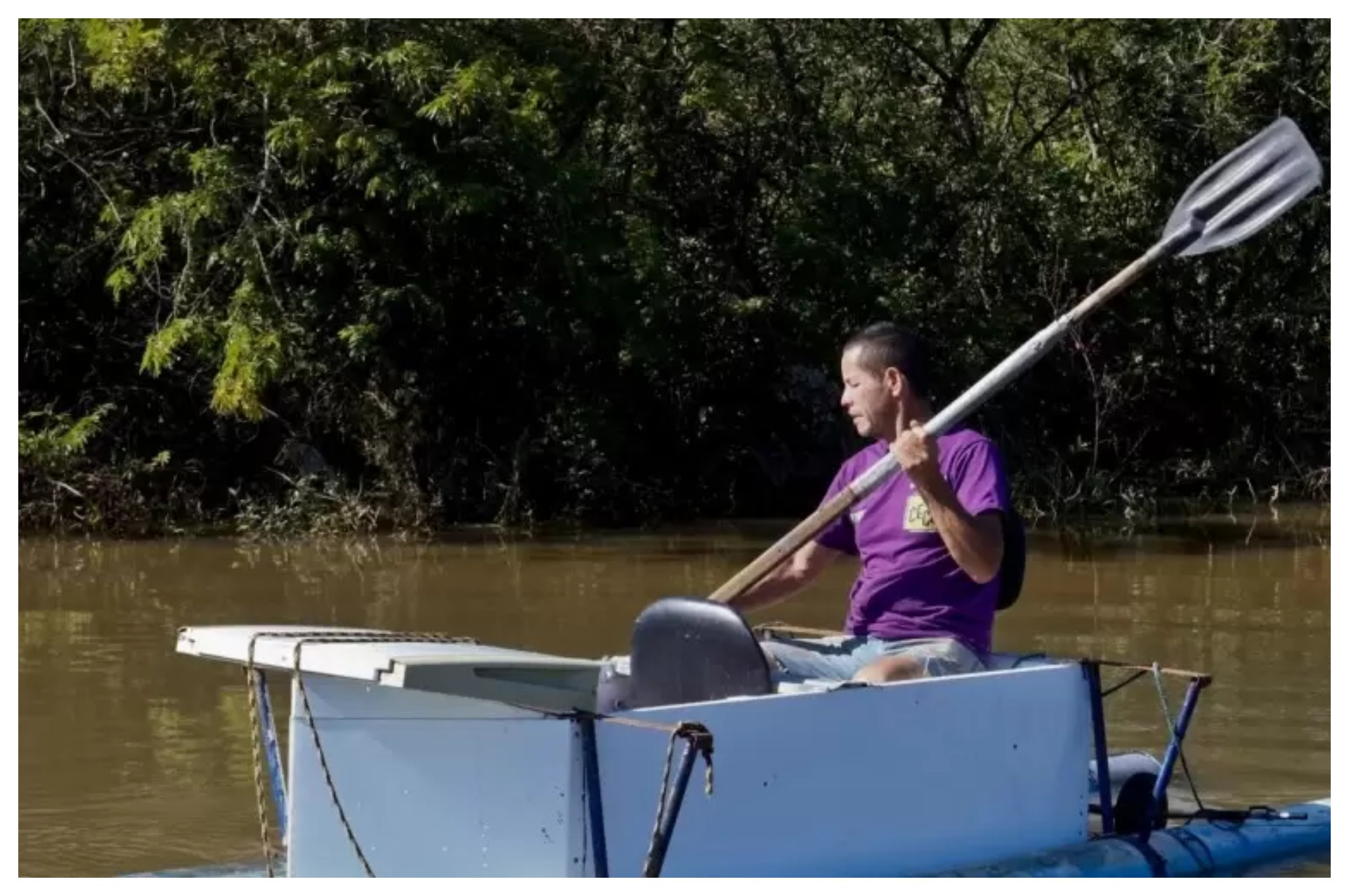 Alinor com o barco 'geladeira' durante travessia pela Praia de Paquet&aacute; - Paulo Pires/GES