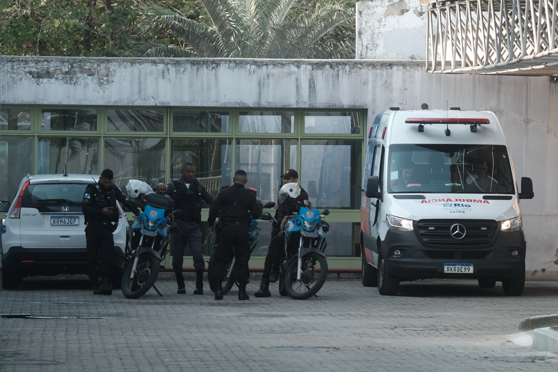 Policiais militares estiveram no Hospital Louren&ccedil;o Jorge, na Barra da Tijuca, nesta quinta-feira (5), onde o m&eacute;dico Daniel Proen&ccedil;a estava internado - Pedro Ivo/Ag&ecirc;ncia O Dia
