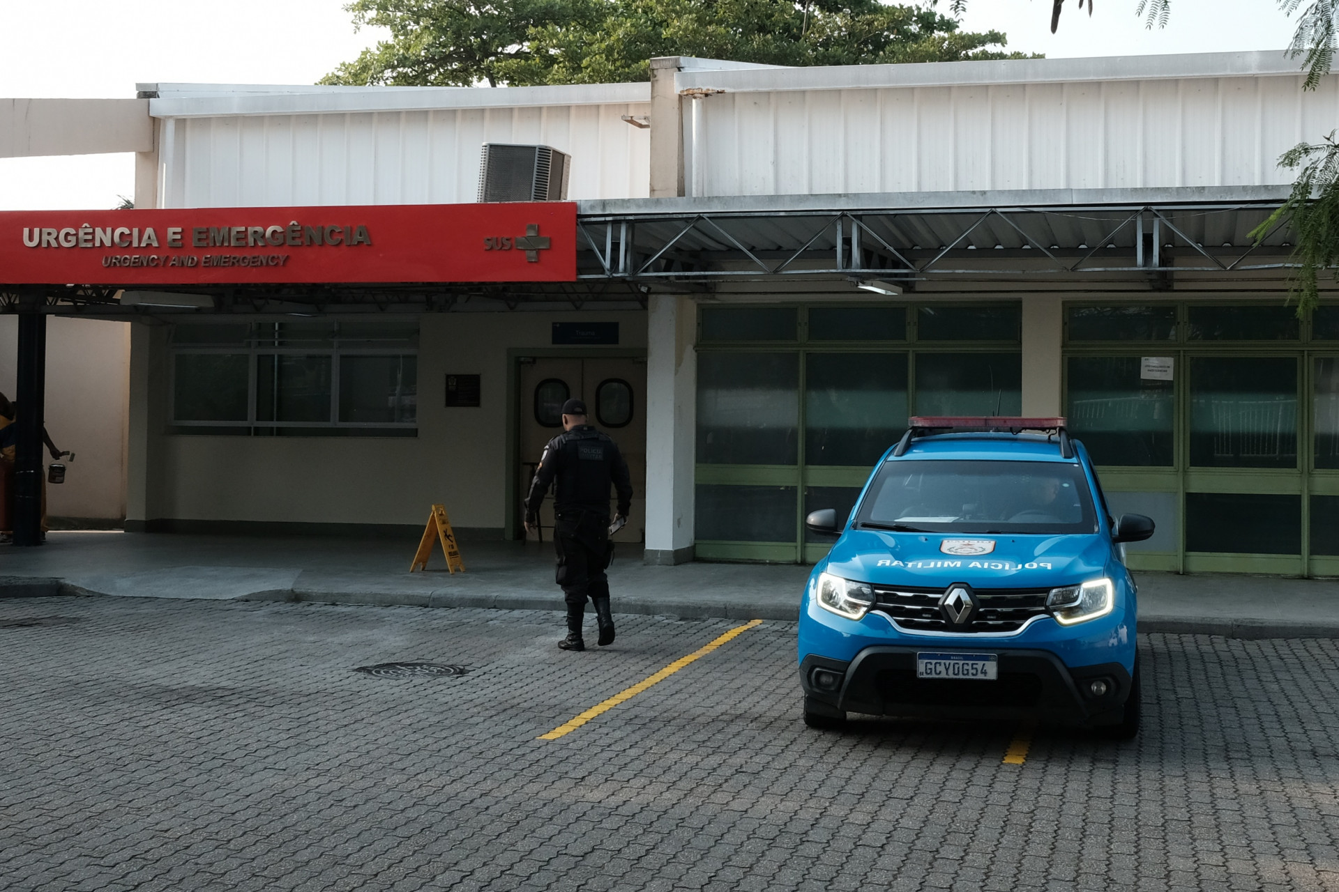 Policiais militares estiveram no Hospital Louren&ccedil;o Jorge, na Barra da Tijuca, nesta quinta-feira (5), onde o m&eacute;dico Daniel Proen&ccedil;a estava internado - Pedro Ivo/Ag&ecirc;ncia O Dia